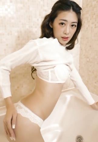 忍不住想抱抱yiyi蔡茵茵浴缸旁惹人憐愛